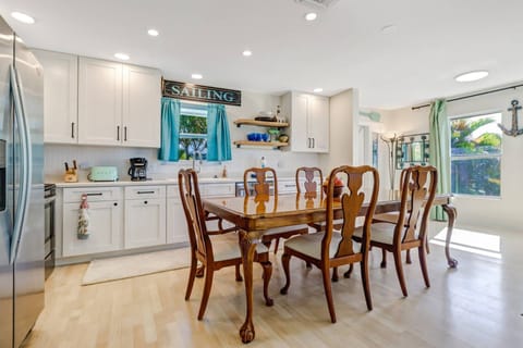 Spacious kitchen area & dining table comfortably accomodates 6.