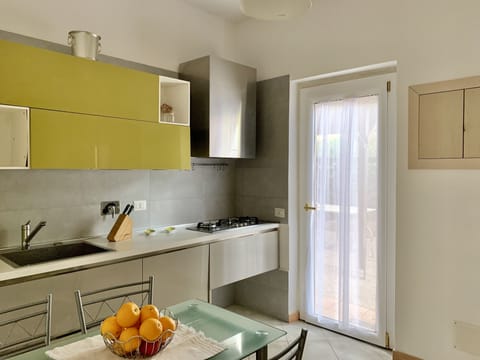 A modern and equipped kitchen