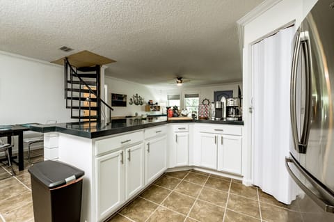 Full kitchen with coffee bar