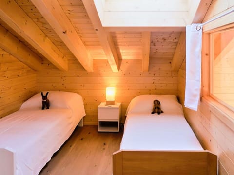 Furniture, Building, Comfort, Wood, Interior Design, Floor, Hardwood, Real Estate, Bed