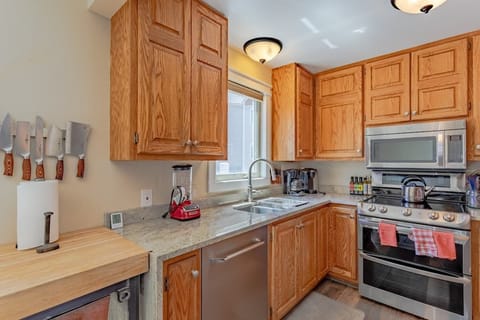 Blender, Coffee press, Coffee Maker, Kettle, Instant Pot, Toaster, Chef Knives