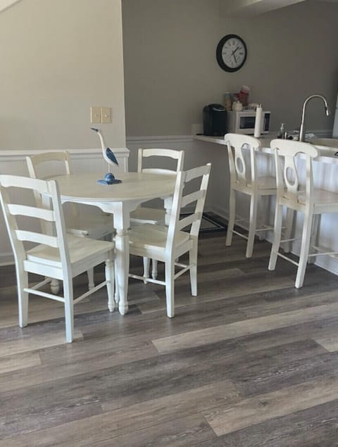 Table & Chairs 