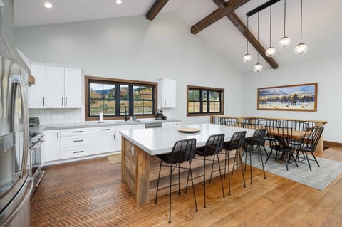 Have breakfast at the bar | Main Level