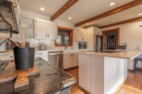Newly renovated and perfectly appointed chef's kitchen complete with top-end appliances and a walk-in pantry.