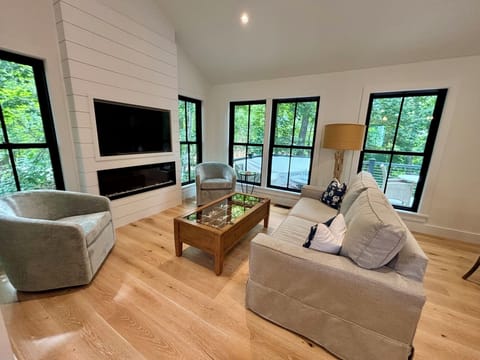 Livingroom with Tv and fireplace