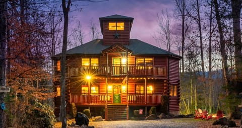 Amazing Large Log Cabin with firepit 