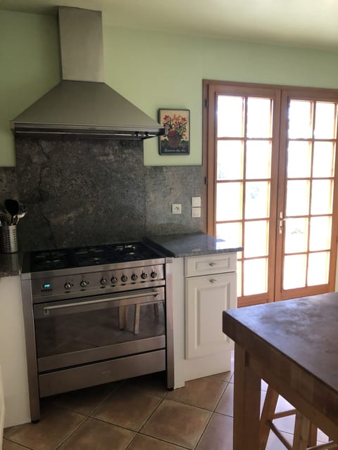 SMeG 6-burner gas stove with large electric oven