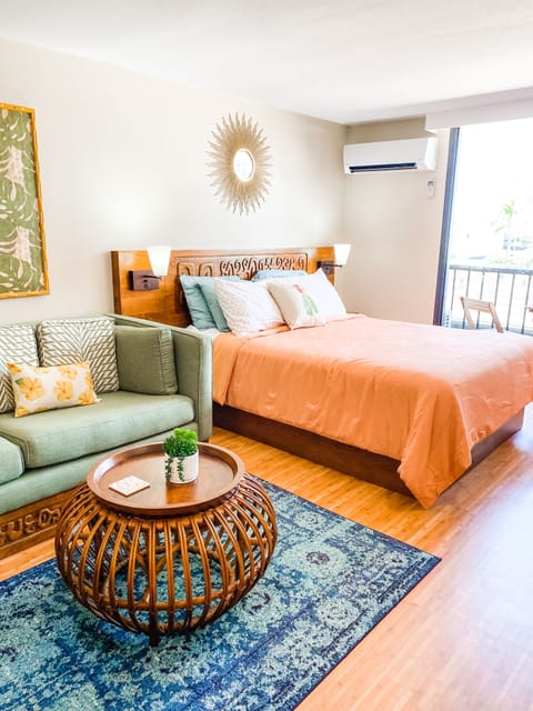 Queen Bed, balcony and pull-out couch