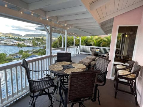 Bar height table & swivel chairs.. perfect for al fresco dining & drinks!