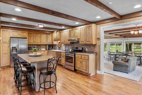 Large Family Kitchen, bar seats 5