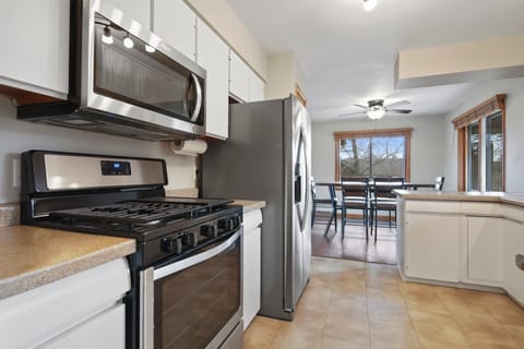 Gas range.  Refrigerator with built-in water and whole/crushed ice maker