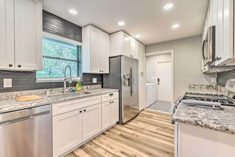 Kitchen | Fully Equipped | Cooking Basics | Stainless Steel Appliances