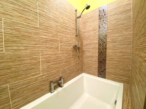 Upper Stable Holiday Apartment - Bathroom