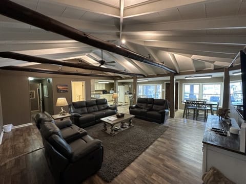 Living room with vaulted ceiling, dimmable accent lighting and ceiling fan