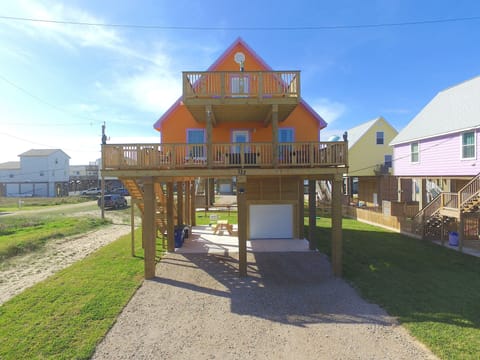 Gorgeous Pumpkin House.

Steps from the beach