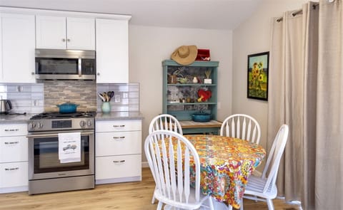 Coracao Do Mar - The spacious and cozy kitchen area