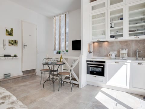 Countertop, Cabinetry, Property, Furniture, Wood, Kitchen Stove, Interior Design, Kitchen Appliance, Floor