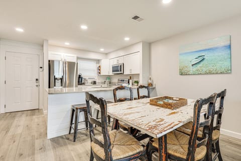 Dining Area | Dishes & Flatware Provided