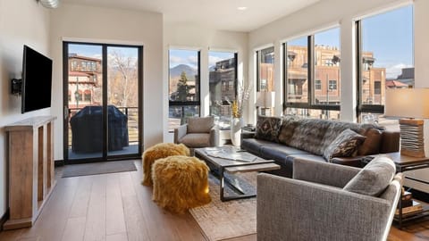 Open concept living room, dining area, and fully stocked kitchen.