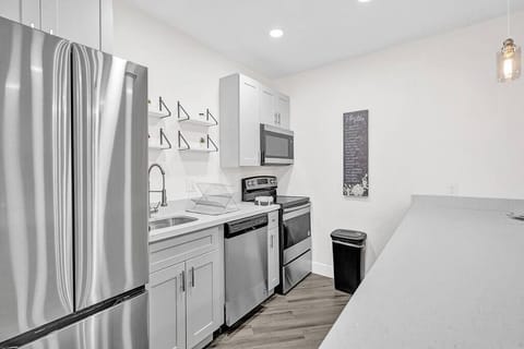 The kitchen is fully equipped. It comes with a tea maker, toaster, blender, sifters, and wine bottle opener. There are many more items that are included. 