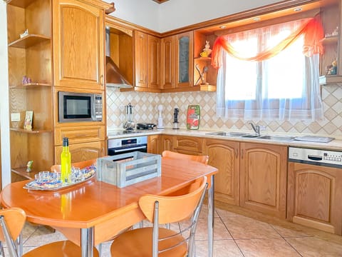 Fine features of fully fitted kitchen