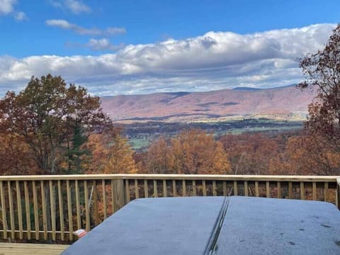 Elevate your stay: Enjoy a hot tub soak for up to 4 guests, with breathtaking mountain views!