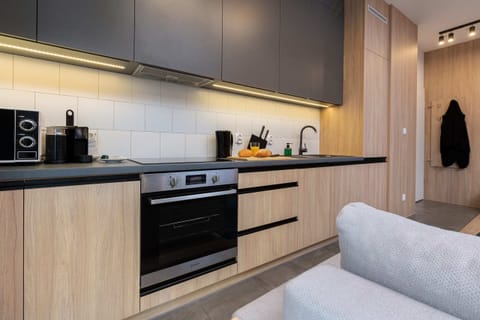 The fully equipped kitchenette is comfortable to use.