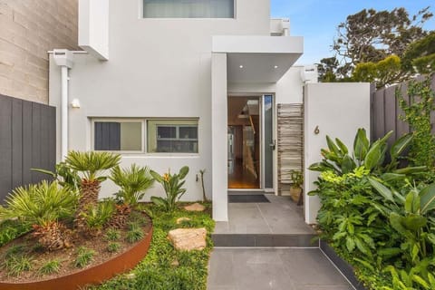 Welcome to Whitewash Apartment! Just steps away from the beach and restuarants it is perfectly located for your Torquay stay!