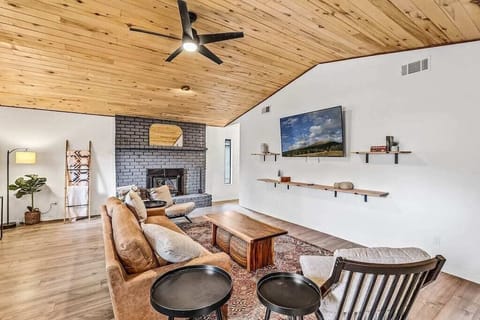 Beautiful high-vaulted ceilings and carefully selected high quality furniture with 60 inch TV
