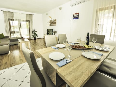 Water, Sky, Property, Plant, Building, Cloud, Swimming Pool, Tree, Residential Area, Grass