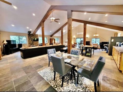 1700 sq ft Luxury Mountain Loft, peaceful and close to both downtown GV & NC