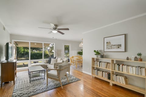 Warm and welcoming livingroom space.