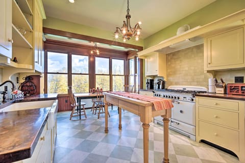 Fully Equipped Kitchen | Mid-Century Styled Appliances | Ice Maker