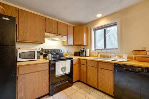 Kitchen | Fully Equipped w/ Cooking Basics