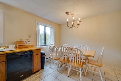 Dining Area | Dishware & Flatware Provided