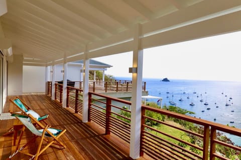 Balcony of the rooms with access to the terrace and view on the bay of Corossol and the Caribbean Sea.