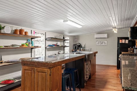 Gallery Kitchen, Large, Oven, Coffee (k cup and drip)