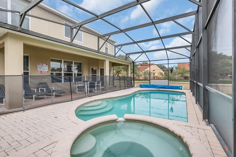 Hot Spa and awesome private pool ! You can sometimes see the Disney fireworks!