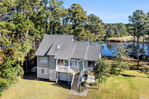 MNT1148: Sound Choice In Manteo | Front Exterior