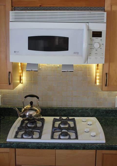 Gas Range and microwave/convection oven help with meal prep (no full oven.)