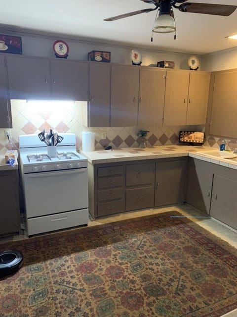 Fully stocked kitchen .. pots, pans, dishes,utensils. Coffee Pot, micro.