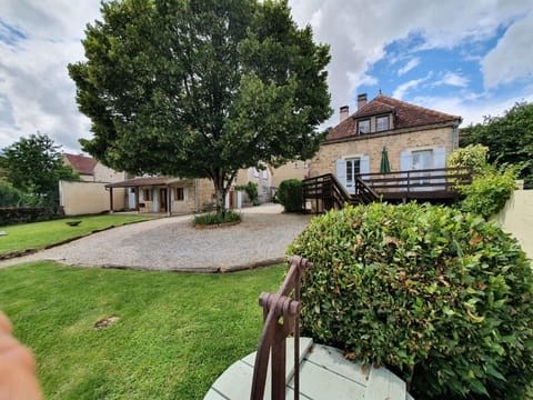 The two houses share an exclusive garden and swimming pool 