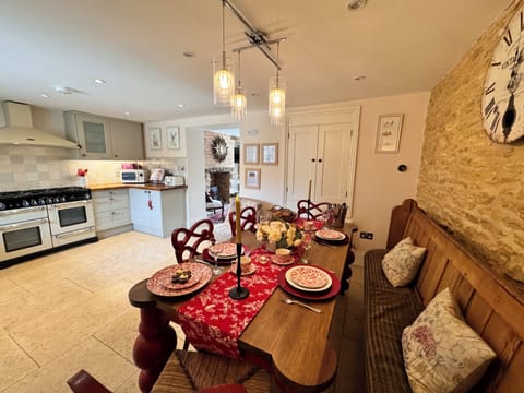 Beautiful table to entertain and spend time with friends and family