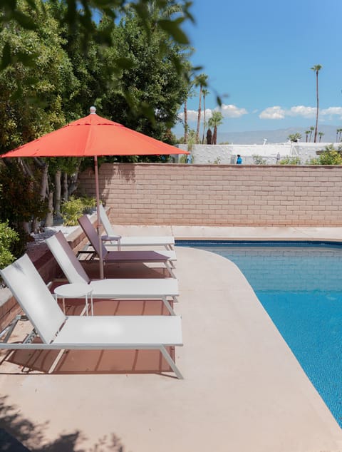4 Lounge Chairs & Umbrella