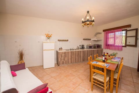 Georgia Apartment 7 Sidari Kitchen And Dining area