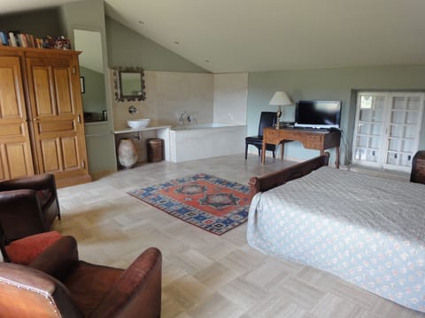 Master bedroom with "tout-de-suite" marble bathtub! 