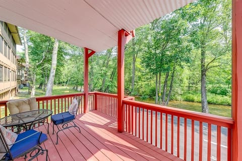 Porch with eating area