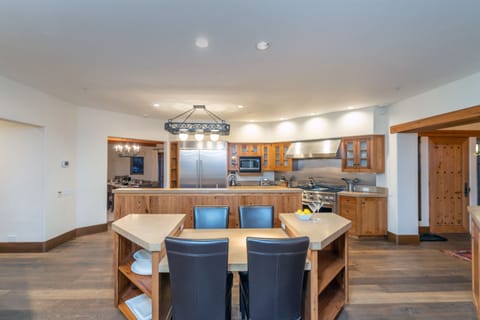 4.03-MV-Slopeside-Villa-Kitchen-2