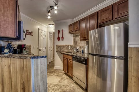 Well stocked kitchen (BYO Spices, food items)