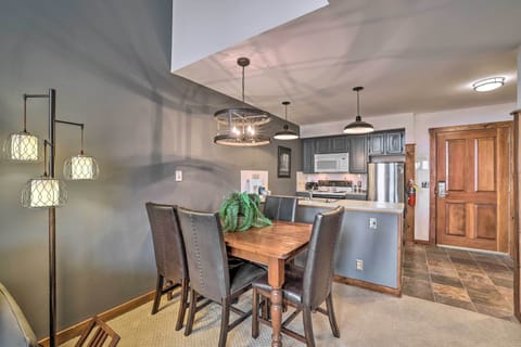 Dining Area | Dishes & Flatware Provided